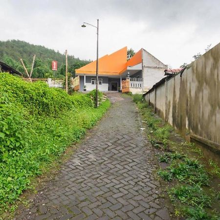 Oyo 1966 Bromo Hill Hotel Probolinggo Eksteriør billede